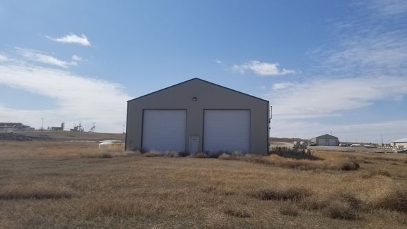 RJ Corman-5,000 SQ FT Shop On 10 Acres With Office Trailer : 6011 138th Ave NW, Williston, ND 58801